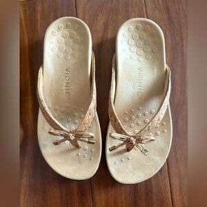 NWB Vionic 8 Wide Bella gold cork